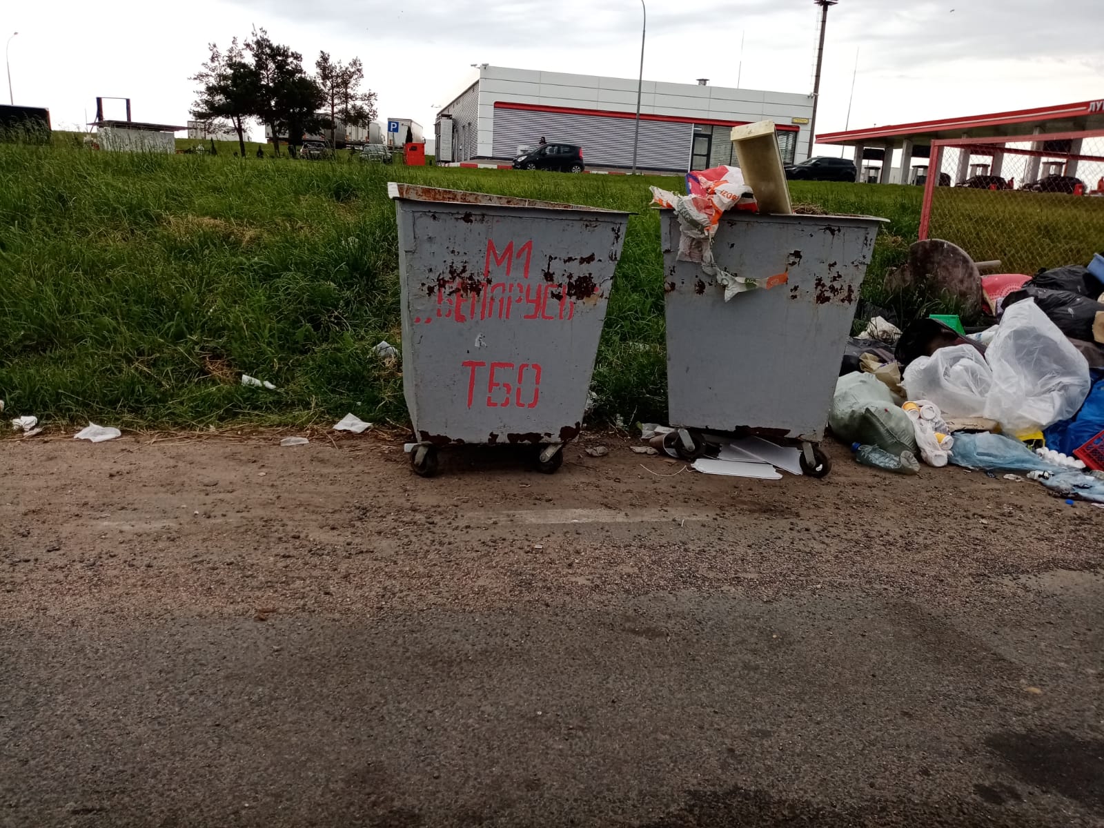 Welcome в Смоленскую область. Путешественников теперь встречают кучей мусора