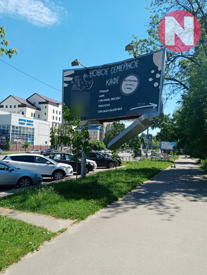 Рекламный баннер на проспекте Гагарина в Смоленске рискует рухнуть в любой момент