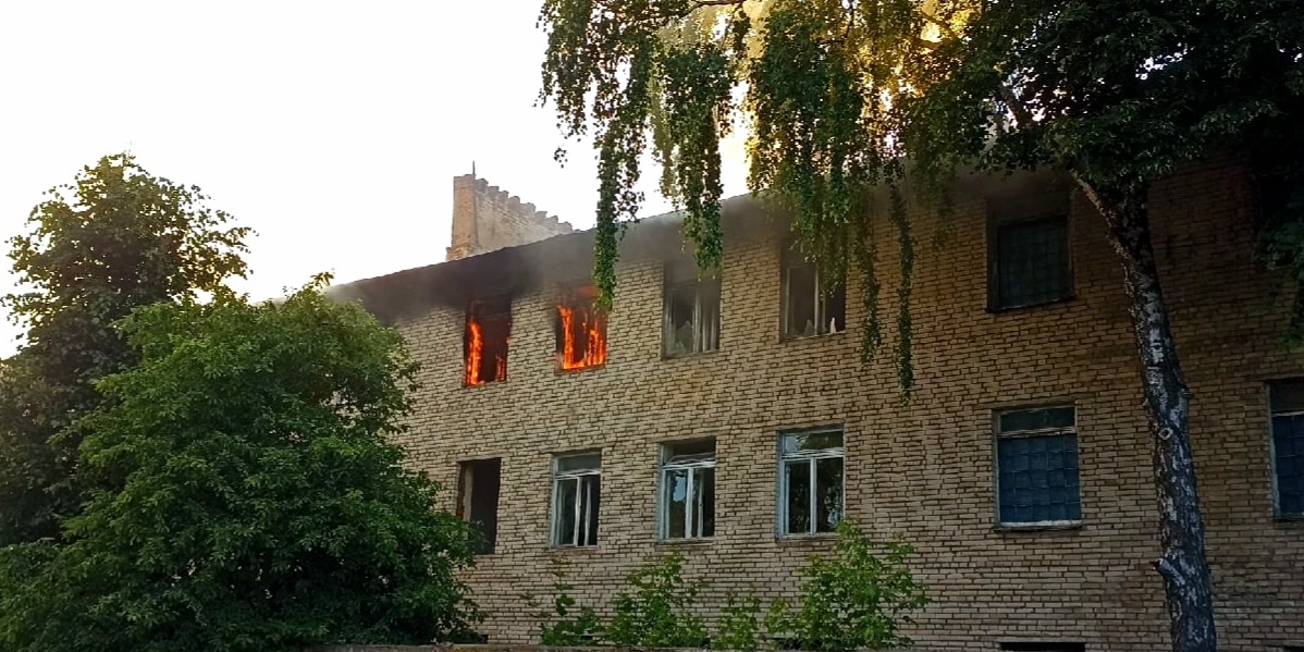 В Смоленске загорелось общежитие в военном городке