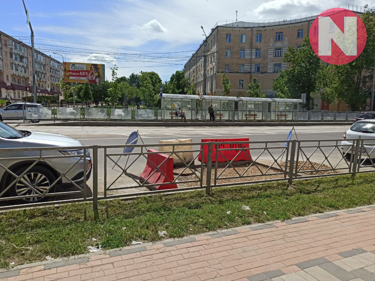 С провалом в центре Смоленска не могут справиться ни коммунальщики, ни депутат горсовета