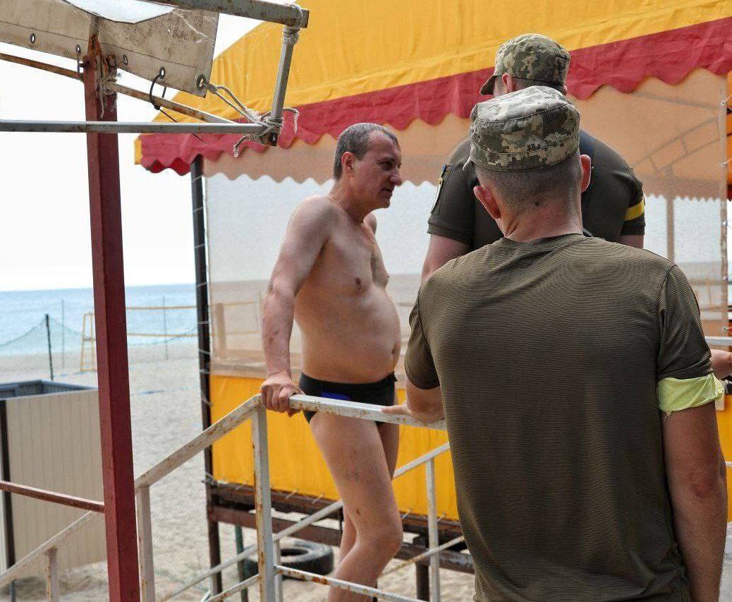 Украинцы боятся появляться на пляже: туда им несут повестки из военкомата