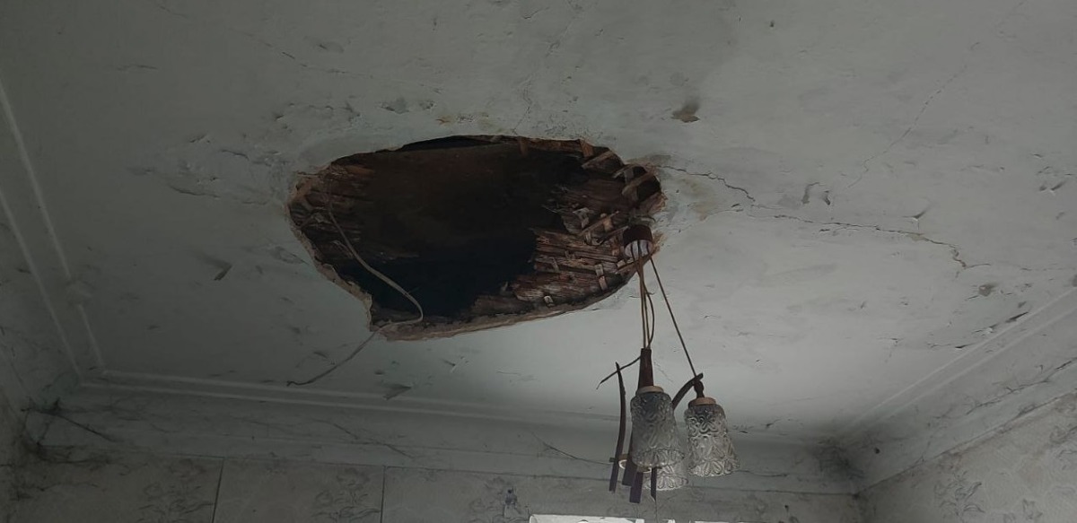 Жалко разбор. Обвалился потолок. Потолок упал. Обрушение потолка в квартире. Рухнул потолок.
