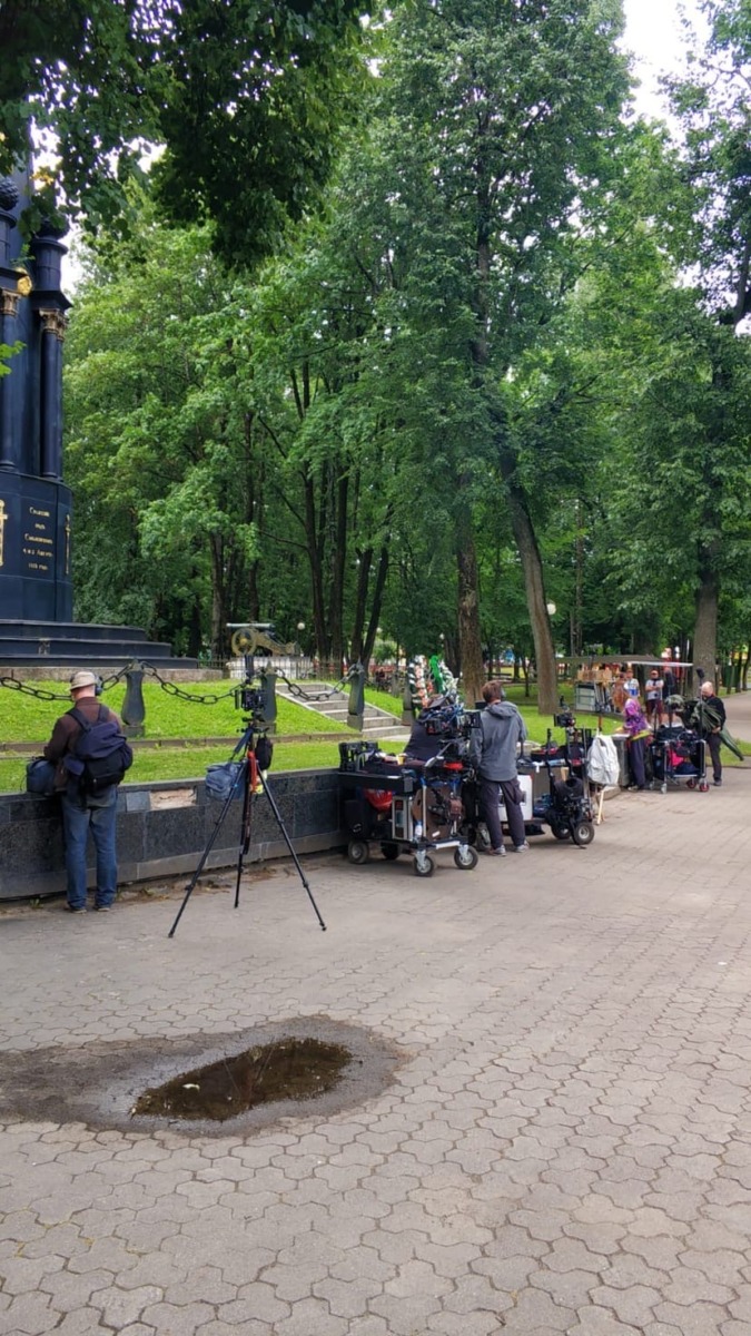 Съемки "Вампиров средней полосы" проходят у Лопатинского сада - фото
