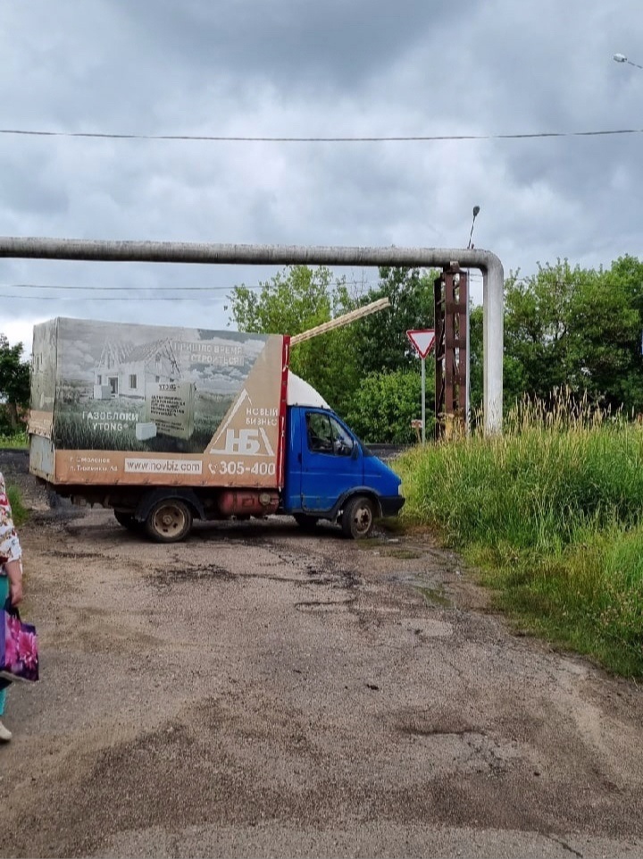 В Смоленске водитель грузовика снес трубу теплосети и скрылся
