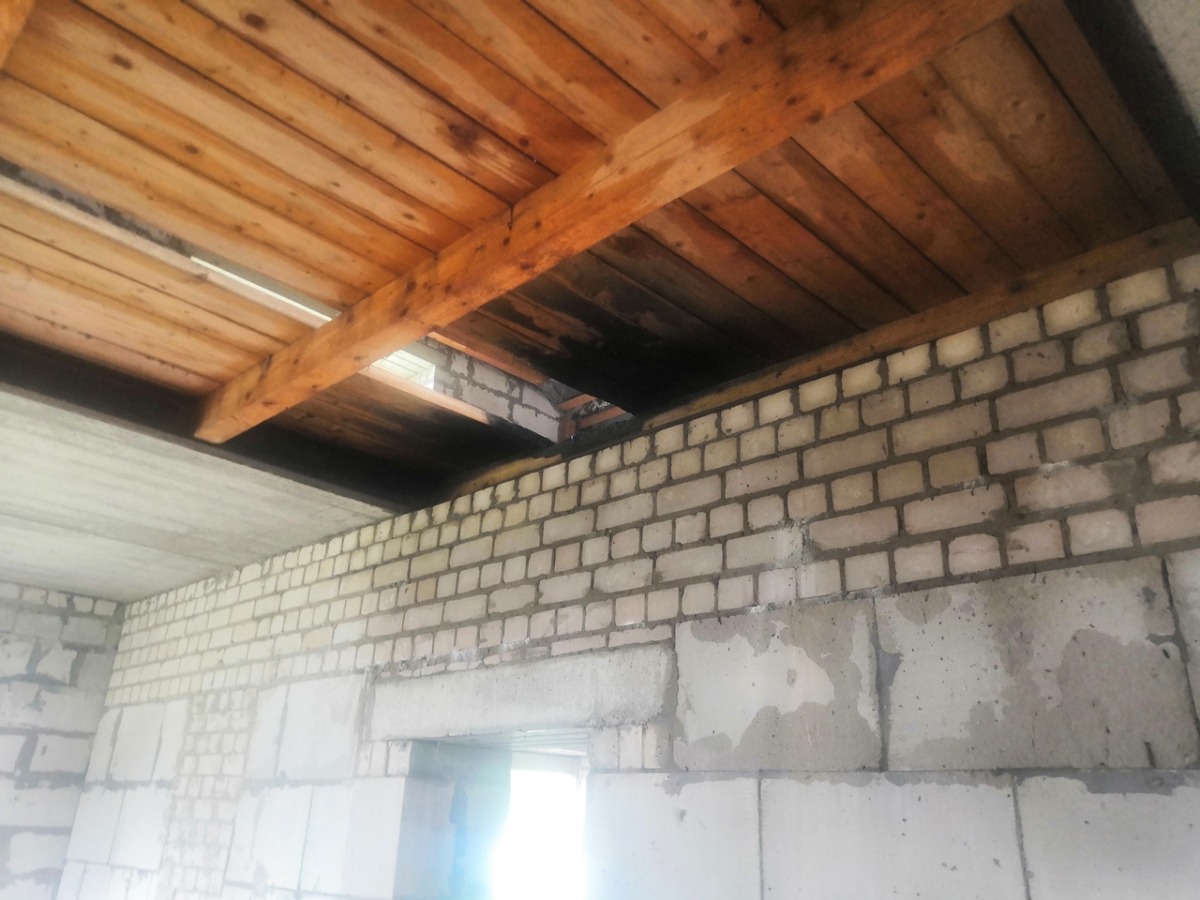 В пригороде Смоленска неизвестные устроили пожар в недостроенном доме