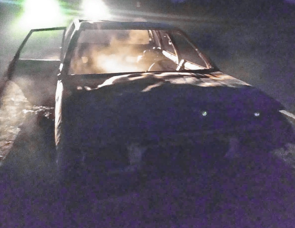 В Смоленской области сожгли брошенную на обочине машину