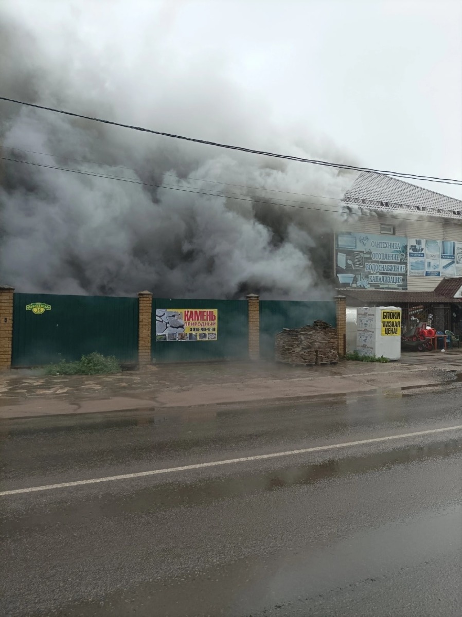 В Сафонове загорелся магазин на улице Первомайская