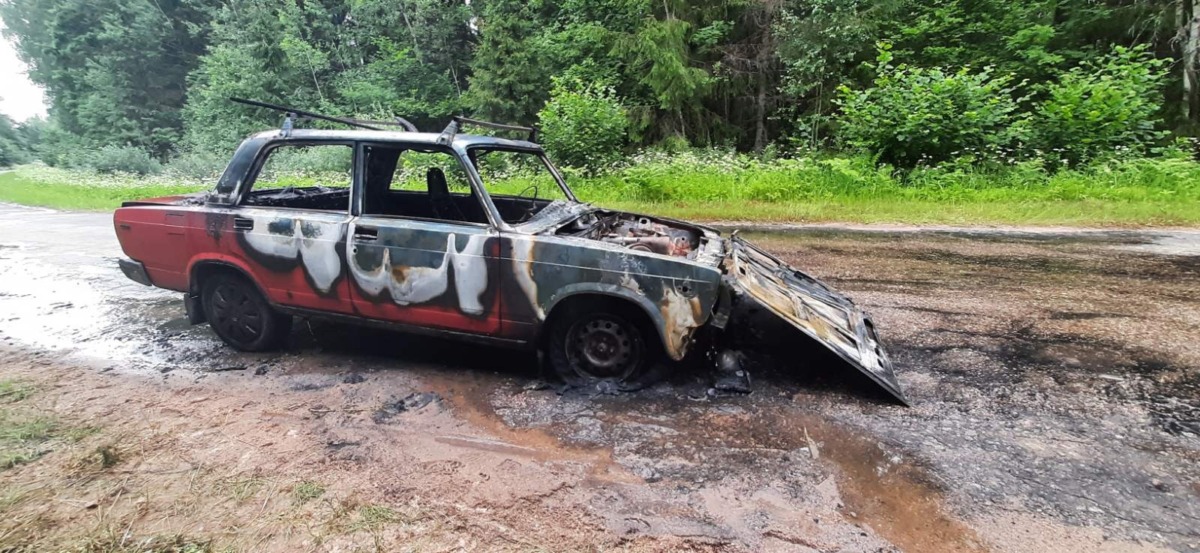 Сын с матерью спаслись из горящей машины в Смоленской области
