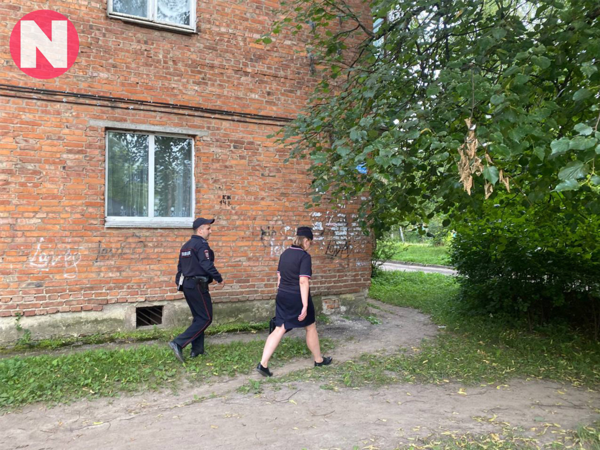 “Тяжело пережил смерть мамы”: в Смоленске многодетный отец хватал дочь за горло и угрожал выкинуть из окна