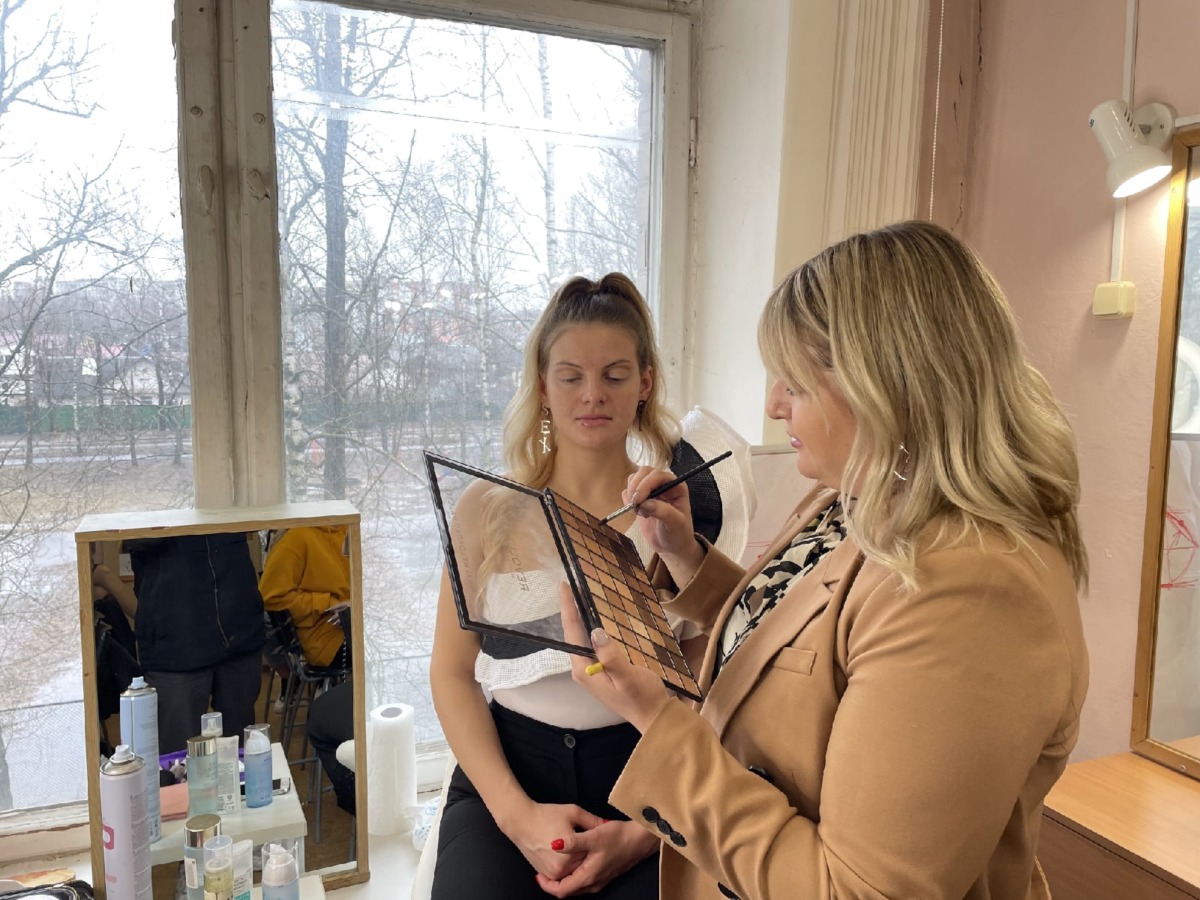 Визажист из Гоа провела мастер-класс по макияжу для смоленских студентов