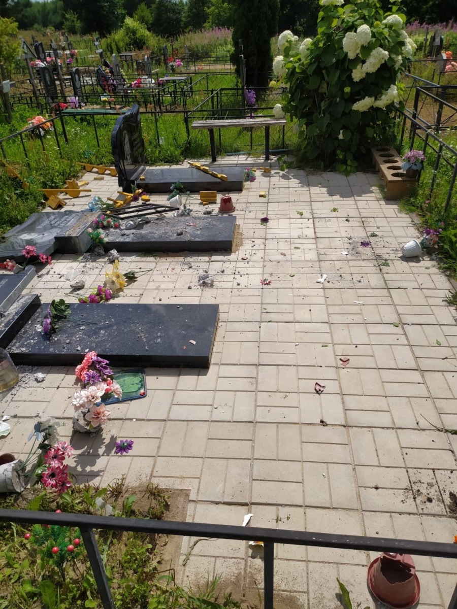 В Рославльском районе вандалы разломали надгробия и повалили кресты на кладбище
