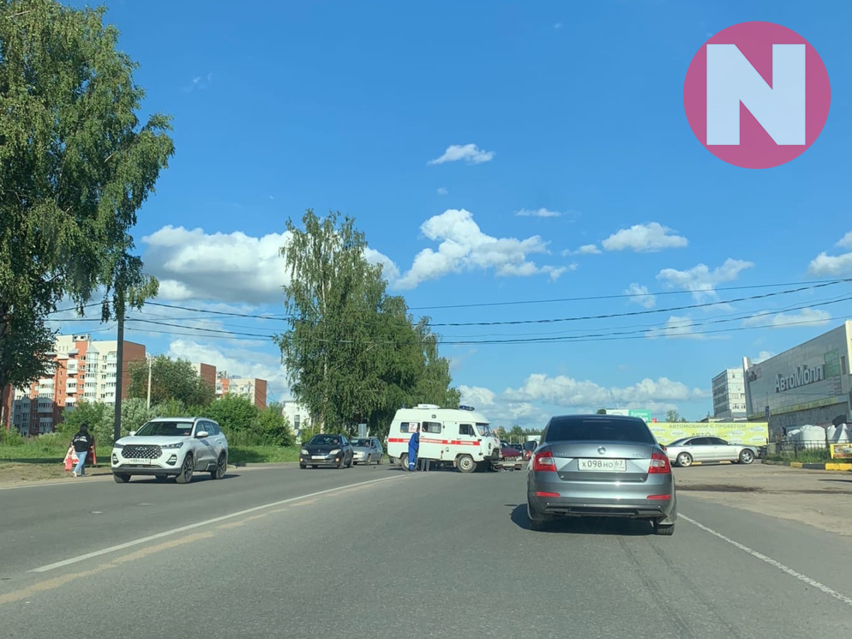 Две иномарки не смогли разъехаться в час-пик на Краснинском шоссе в Смоленске