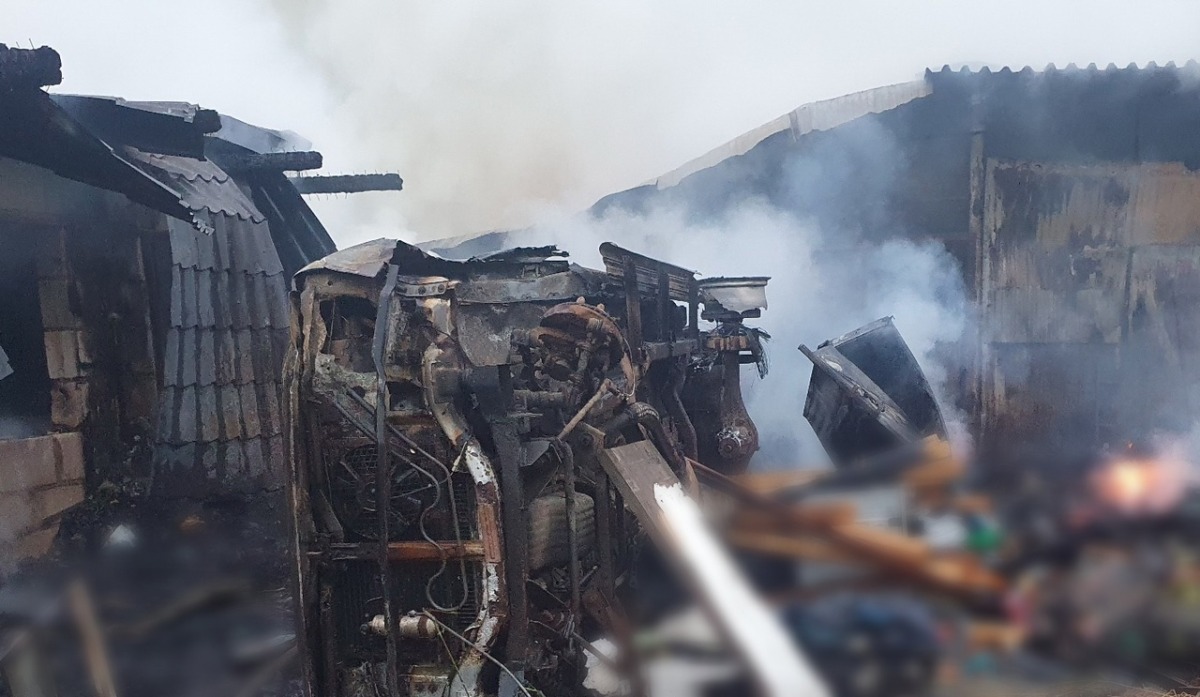 Три постройки, два мотоцикла и две машины сгорели в пожаре в Смоленской области