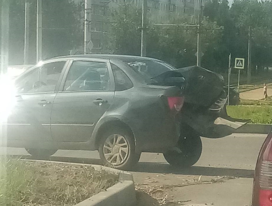 В Смоленске на проспекте Строителей пьяный водитель устроил жесткое ДТП