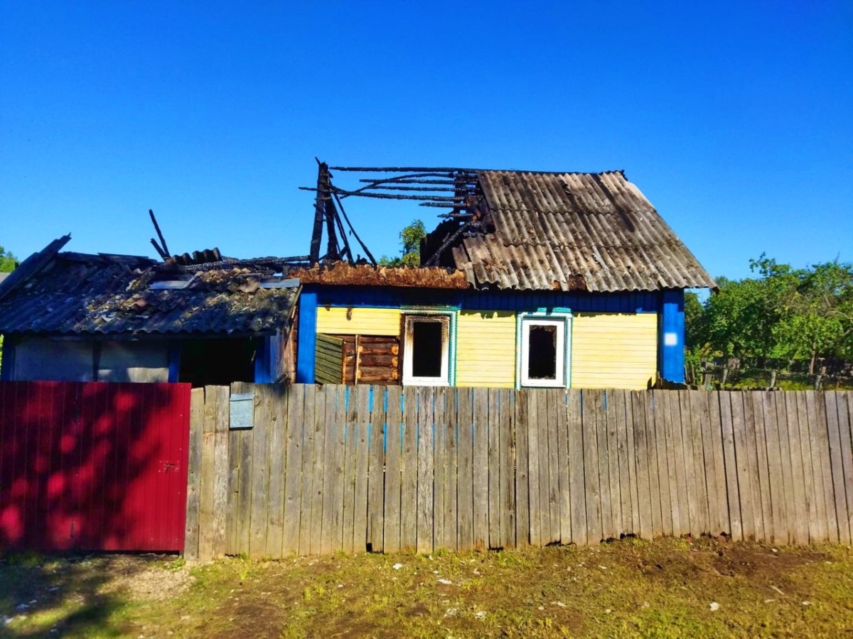 В Смоленской области сотрудники ГИБДД вытащили из горящего дома двоих людей