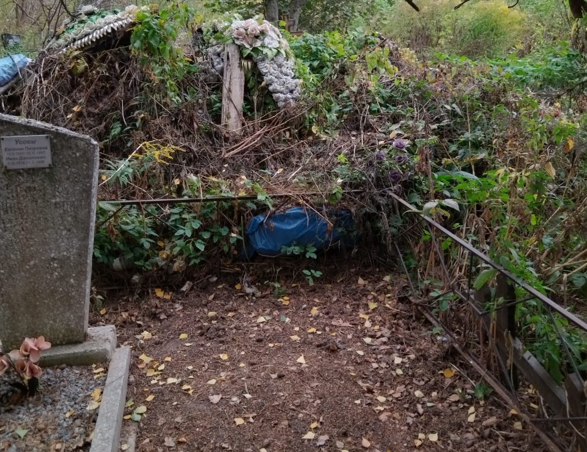 Кладбище в Смоленске утопает в мусоре