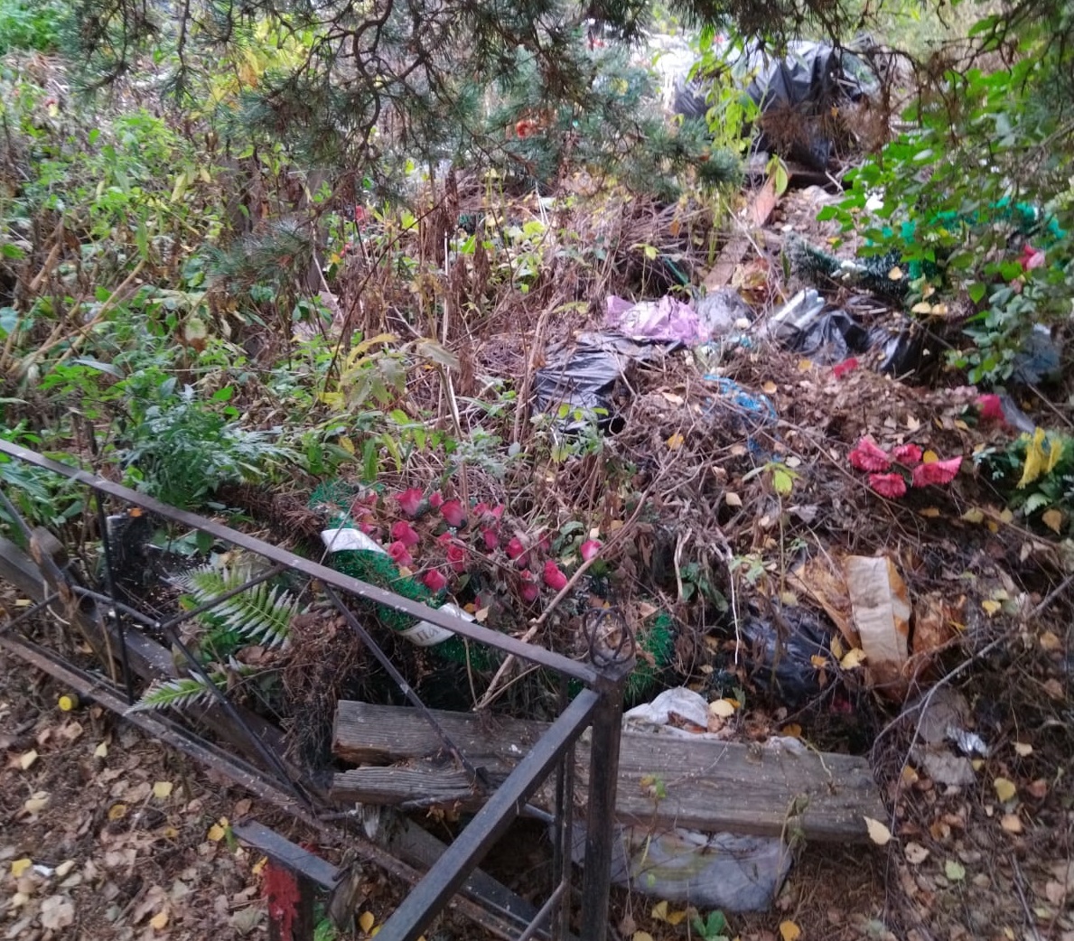 Кладбище в Смоленске утопает в мусоре