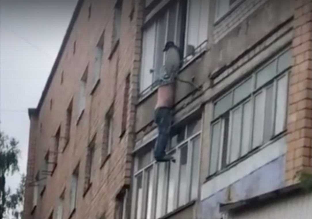 Мужчина выпал с балкона. Смолегск из окна. Фото из окна. Смоленск из окна.