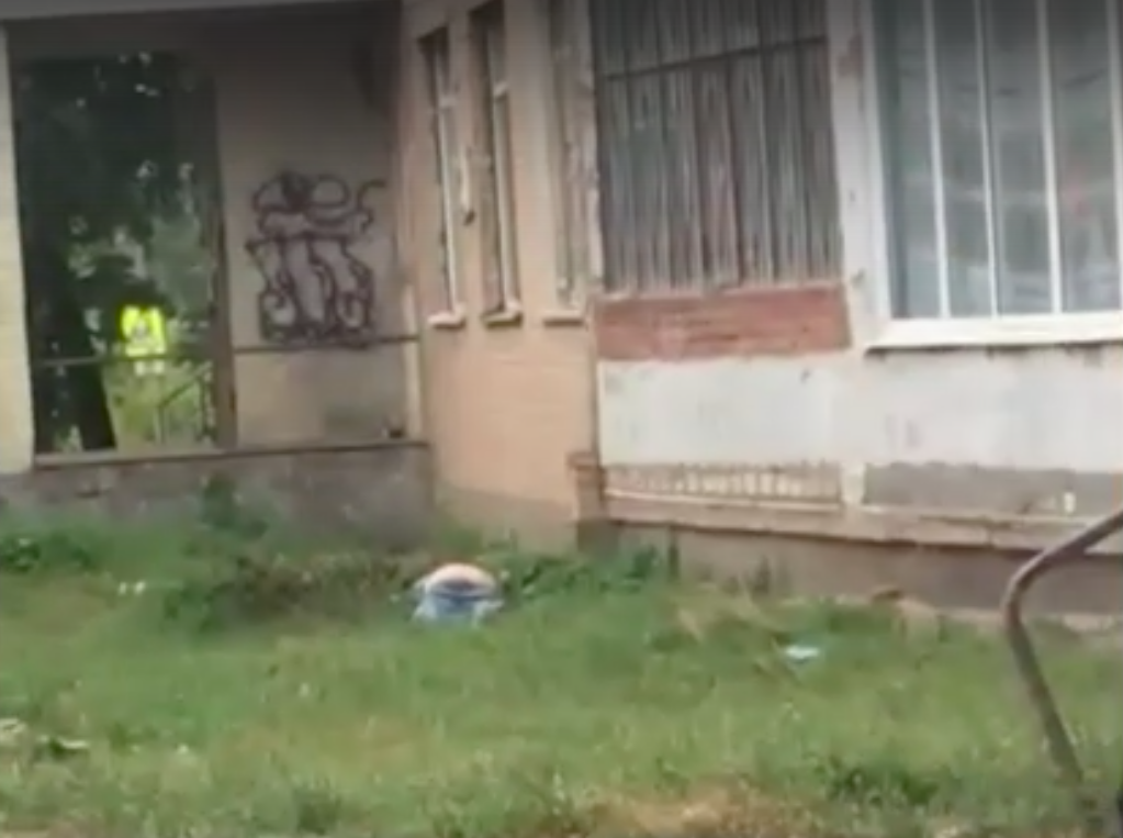 Кончились силы: мужчина выпал из окна в Смоленске