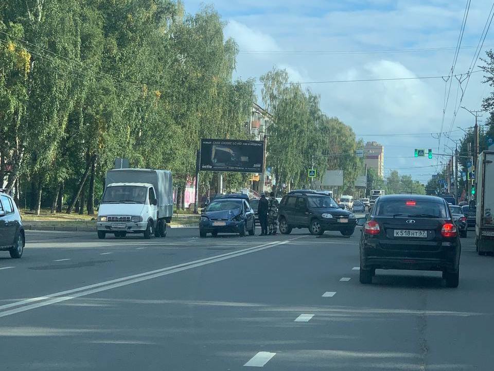 Жесткая авария затрудняет движение в Ленинском районе Смоленска