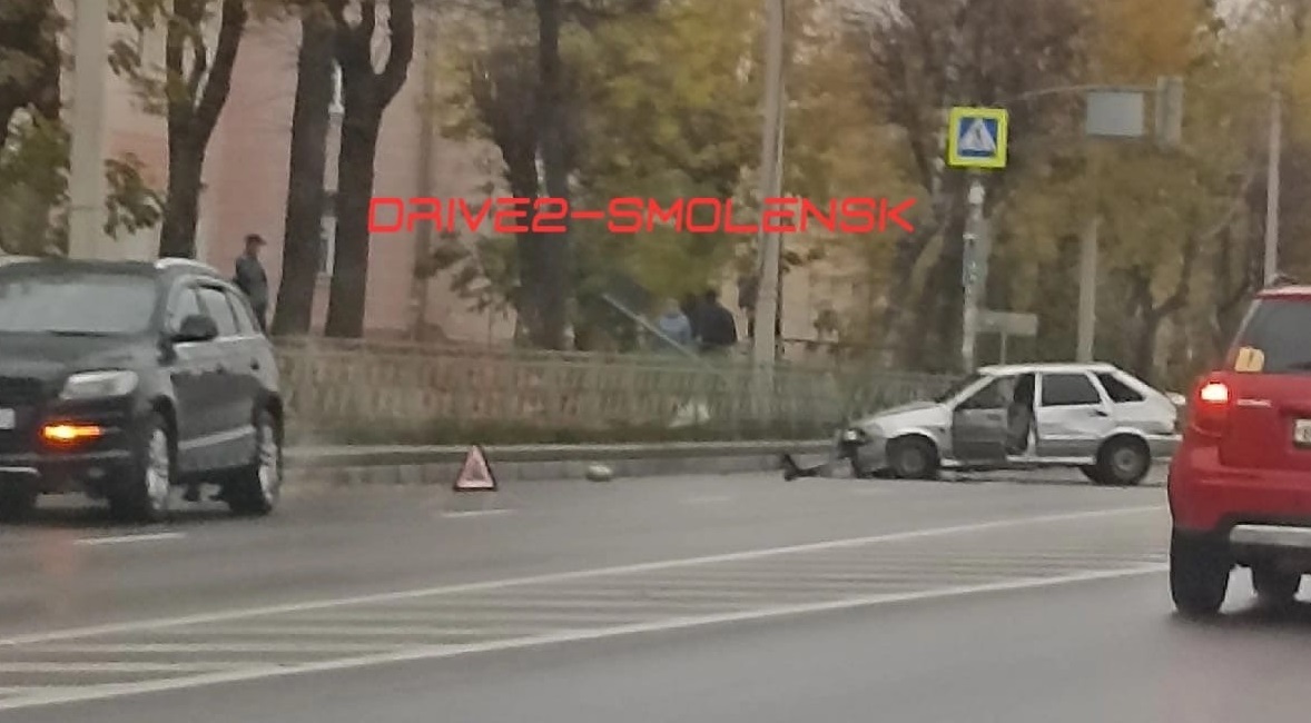 На улице Кутузова в Смоленске произошла серьезная авария с легковушкой