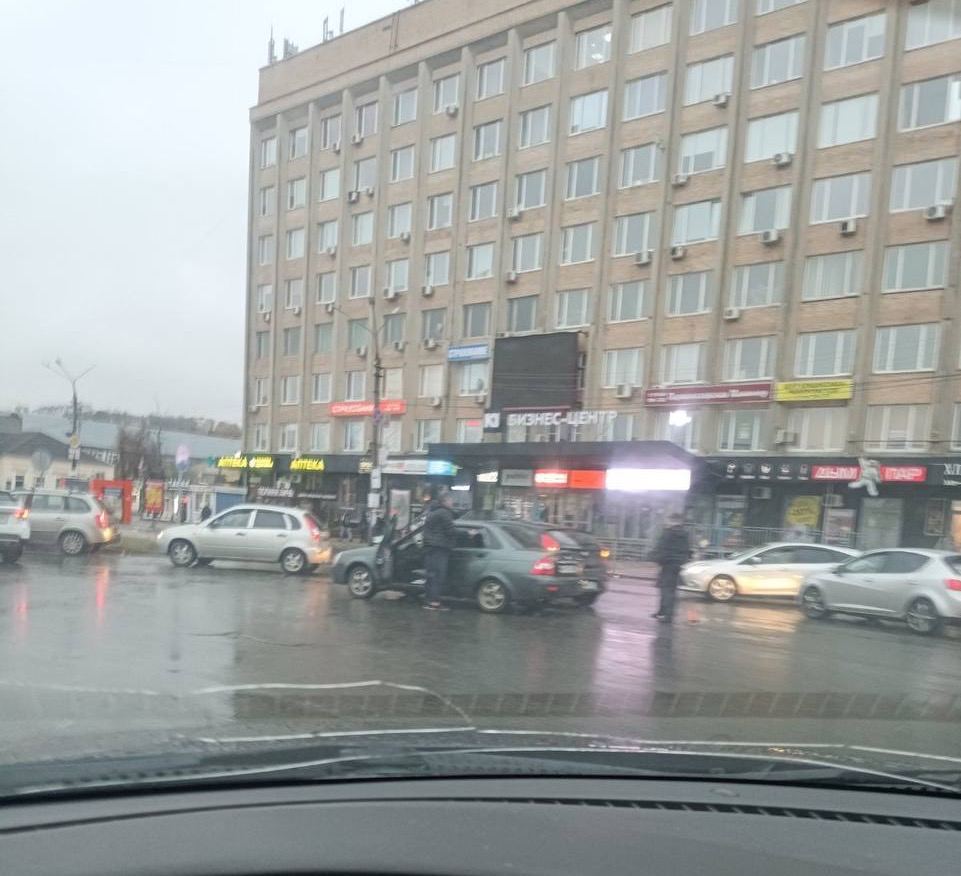 На Колхозной площади в Смоленске произошли сразу две аварии