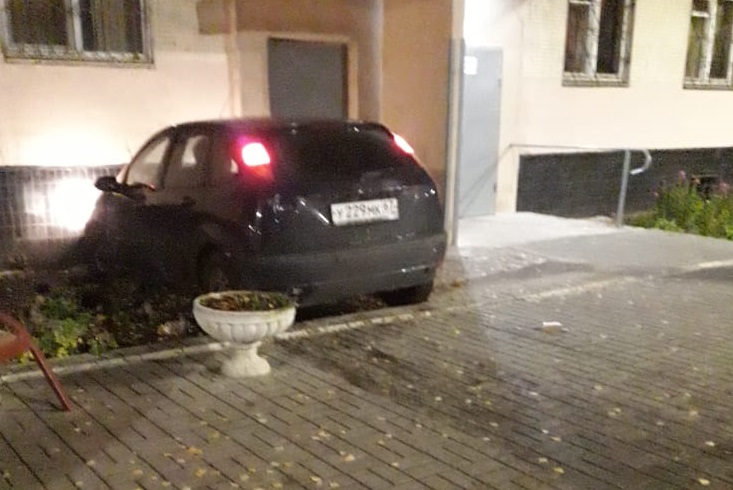 Чудом не сбил ребенка: в центре Смоленска пьяный водитель врезался на скорости в жилой дом