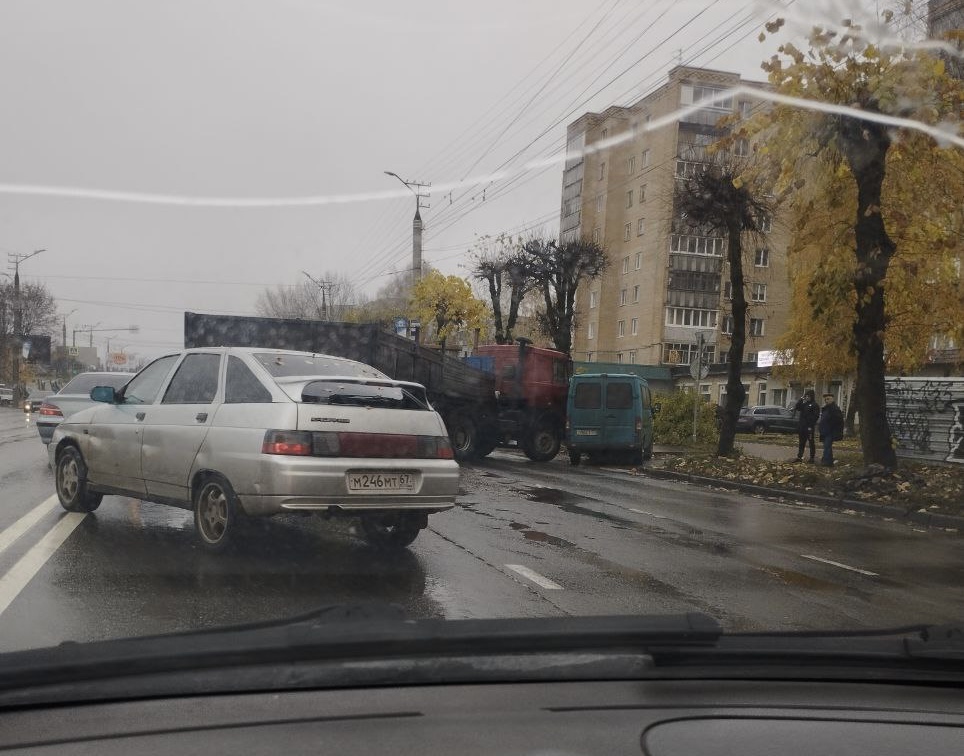 Авария парализовала движение на улице Шевченко в Смоленске