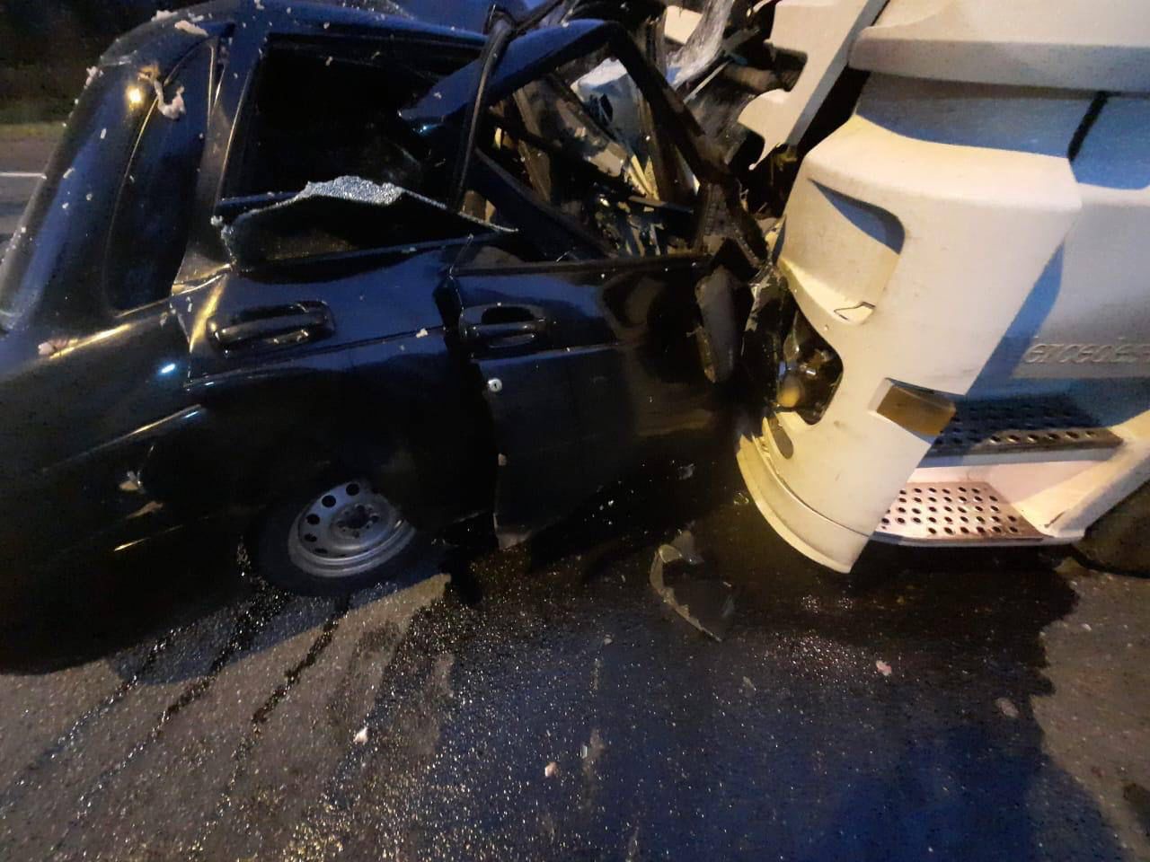 В Смоленской области при столкновении с фурой погиб водитель Lada Priora