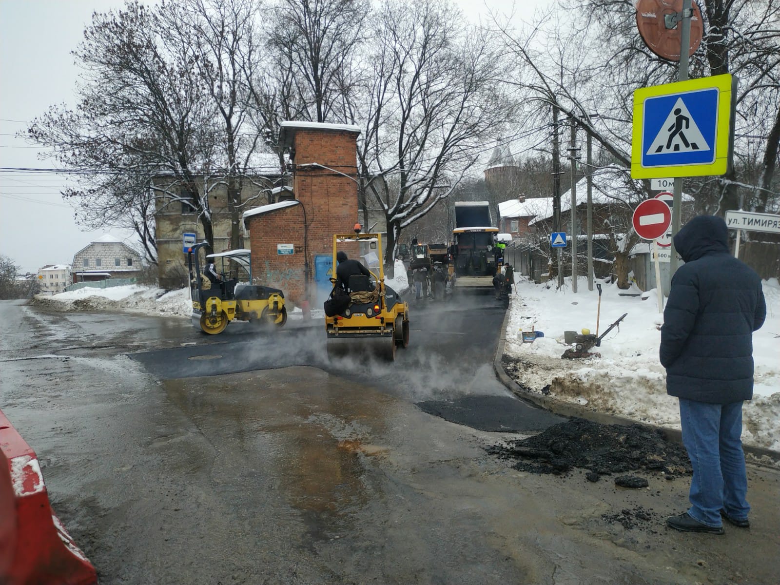 В Смоленске на улице Тимирязева асфальт укладывают в снежную кашу