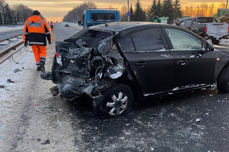 На трассе М-1 в Смоленской области произошла серьезная авария с фурой