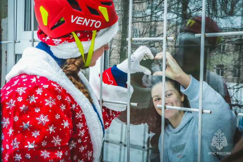 Деды Морозы и Снегурочки забрались на здание больницы и поздравили смоленских детей