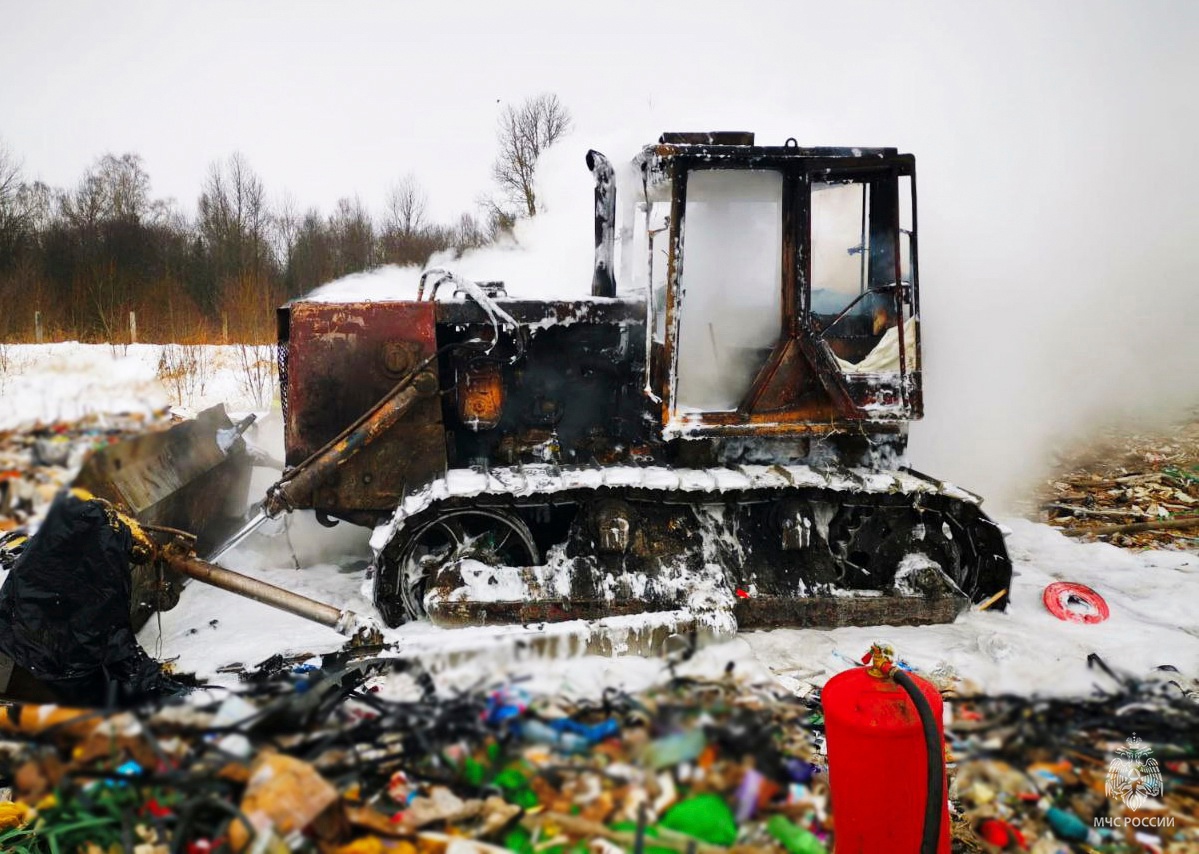 На мусорном полигоне в Смоленской области полыхнул бульдозер