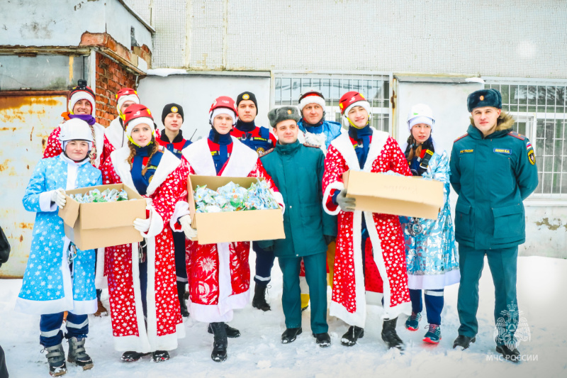 Деды Морозы и Снегурочки забрались на здание больницы и поздравили смоленских детей