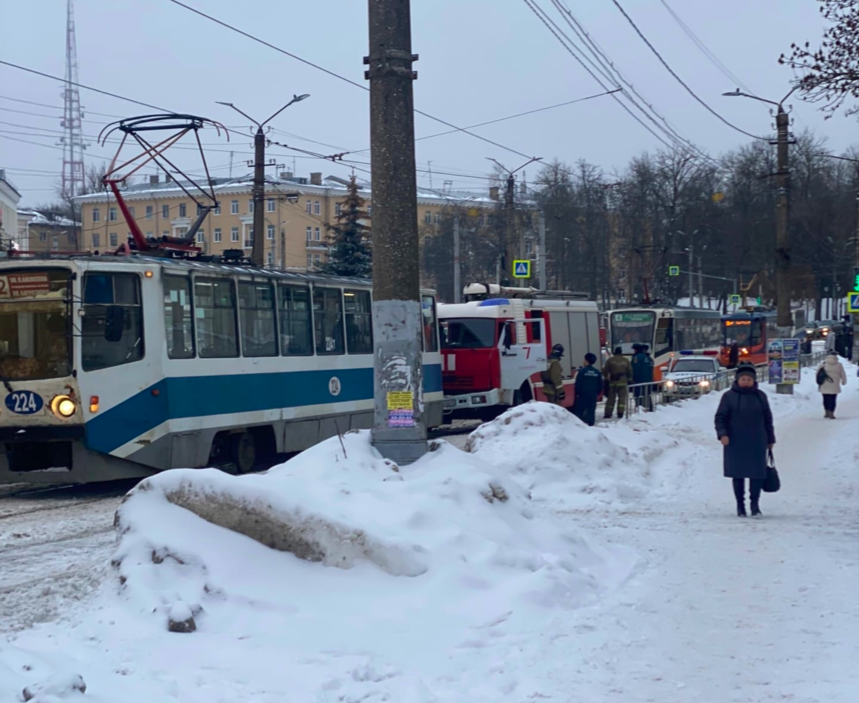 Машина пожарных "впечаталась" в трамвай в Смоленске