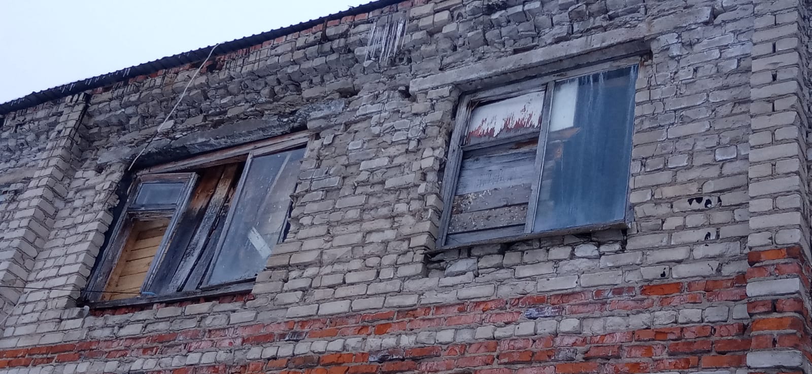 «Пока не случилась непоправимая беда»: жители «дома ужасов» из села Ершичи просят признать здание аварийным