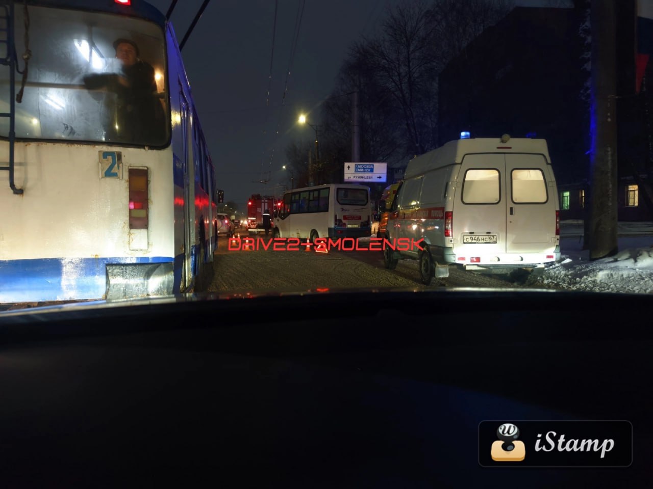 Есть пострадавшие: в Смоленске маршрутный автобус попал в аварию
