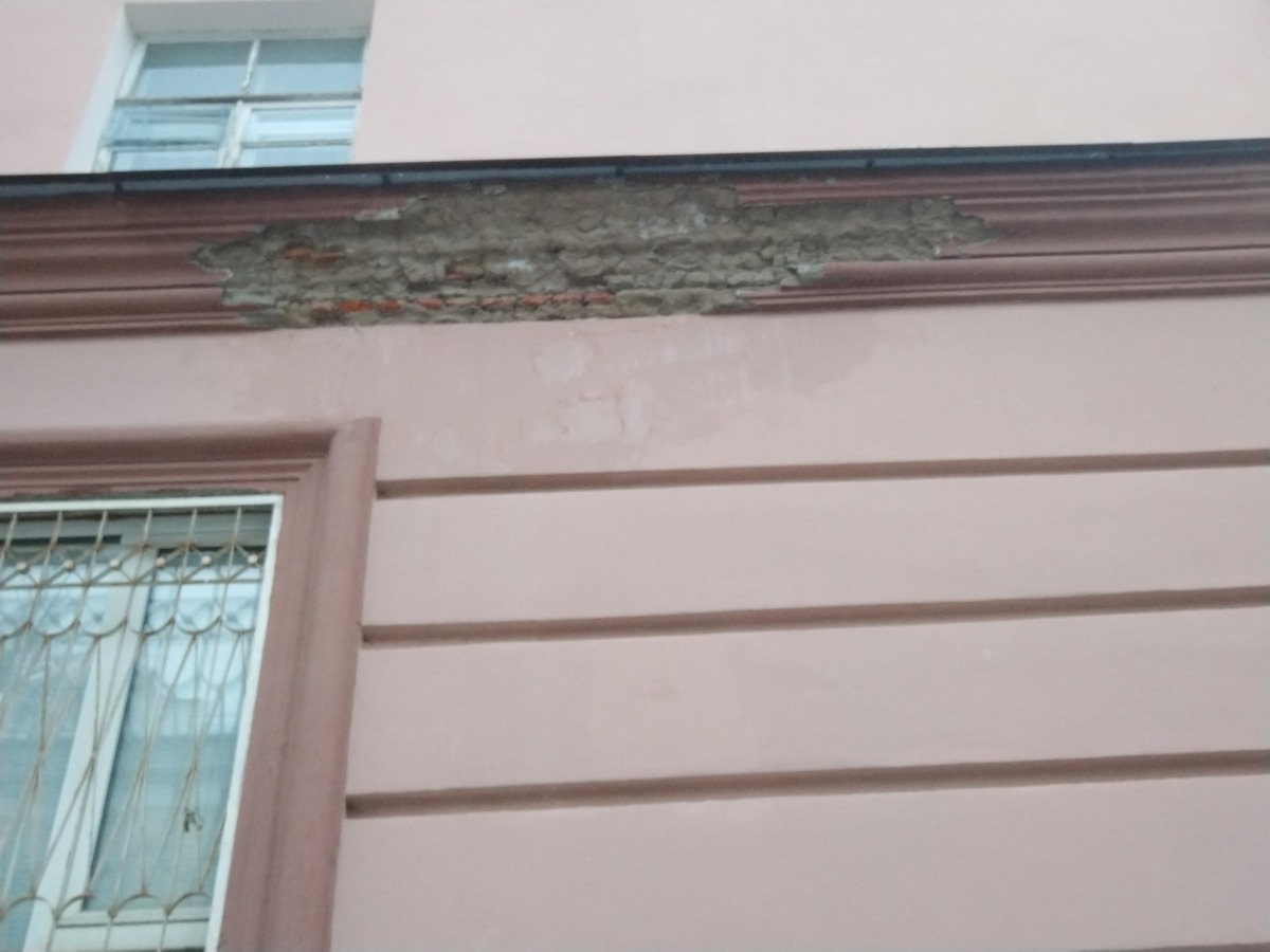 От здания в центре Смоленска оторвалась труба
