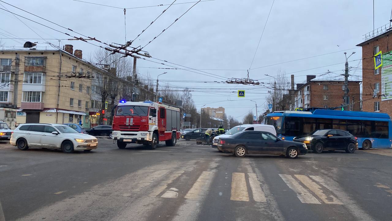 Пожарная машина «пободалась» с легковушкой в Смоленске