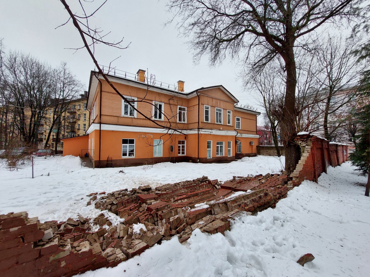 «Рухнувшая крепостная стена» в Смоленске оказалась кирпичным забором