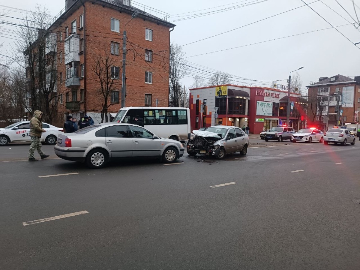 В ГИБДД прокомментировали массовую аварию с маршруткой на улице Кирова в Смоленске