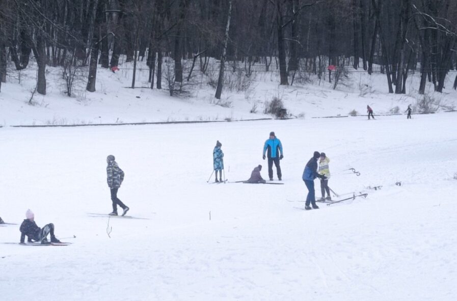 Смоленские спортсмены тренируются на озерном льду
