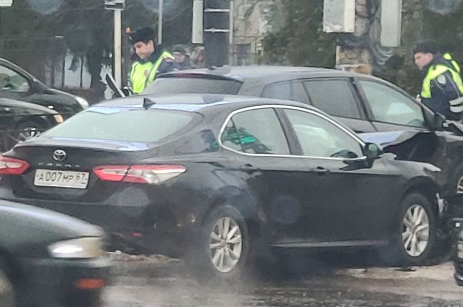 На Нормандии-Неман в Смоленске Toyota вылетела на пешеходный переход
