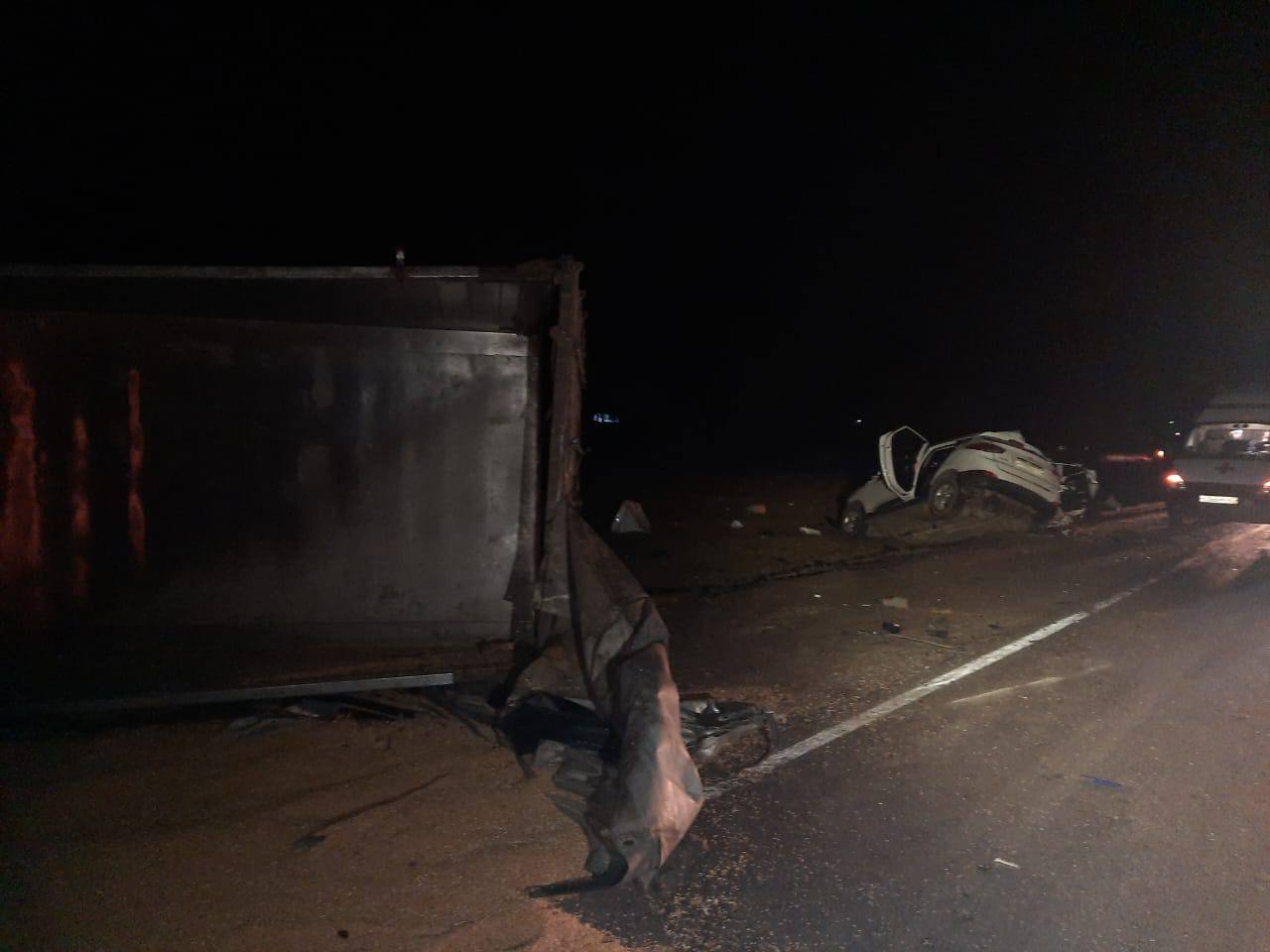Водитель и пассажиры, в том числе молодая девушка, скончались на месте аварии с грузовиком в Смоленской области
