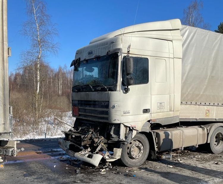 В УМВД прокомментировали смертельную аварию с тремя большегрузами в Смоленской области