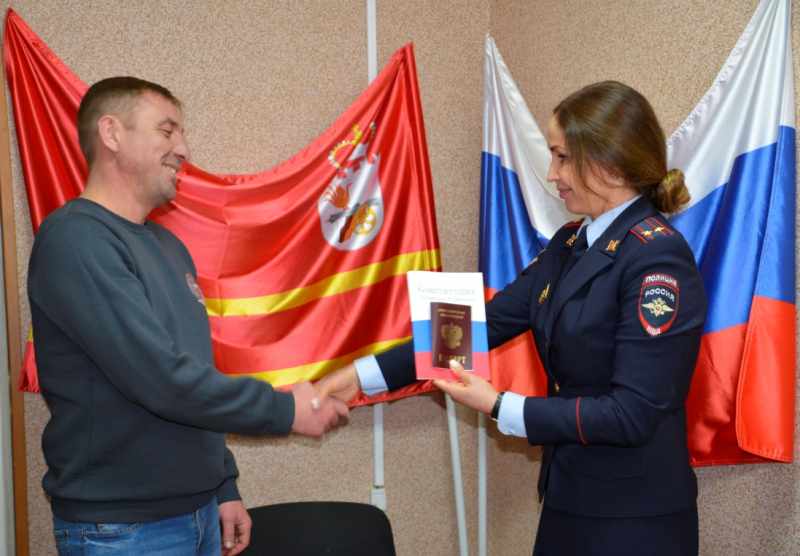 Жители новых регионов страны получили паспорта РФ в Смоленске