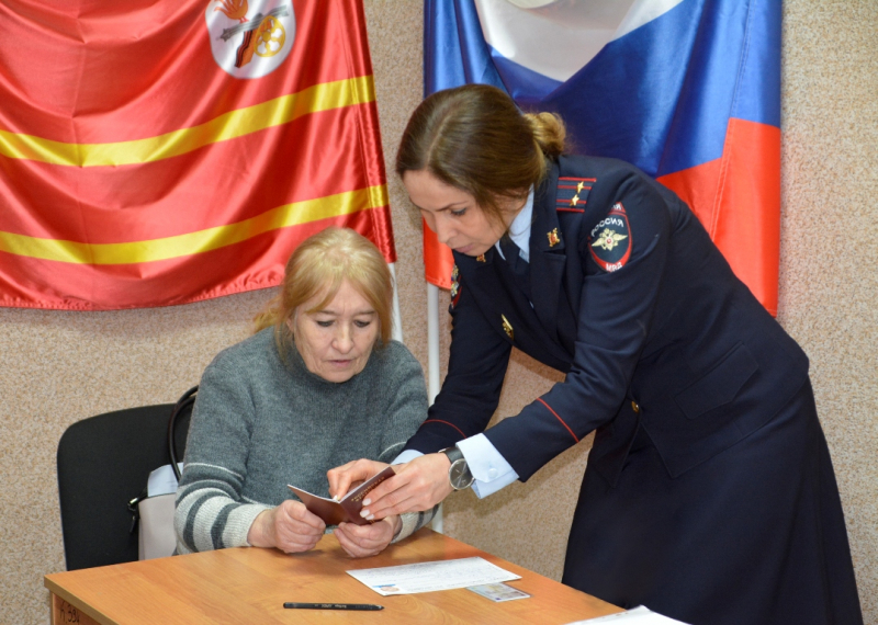 Жители новых регионов страны получили паспорта РФ в Смоленске
