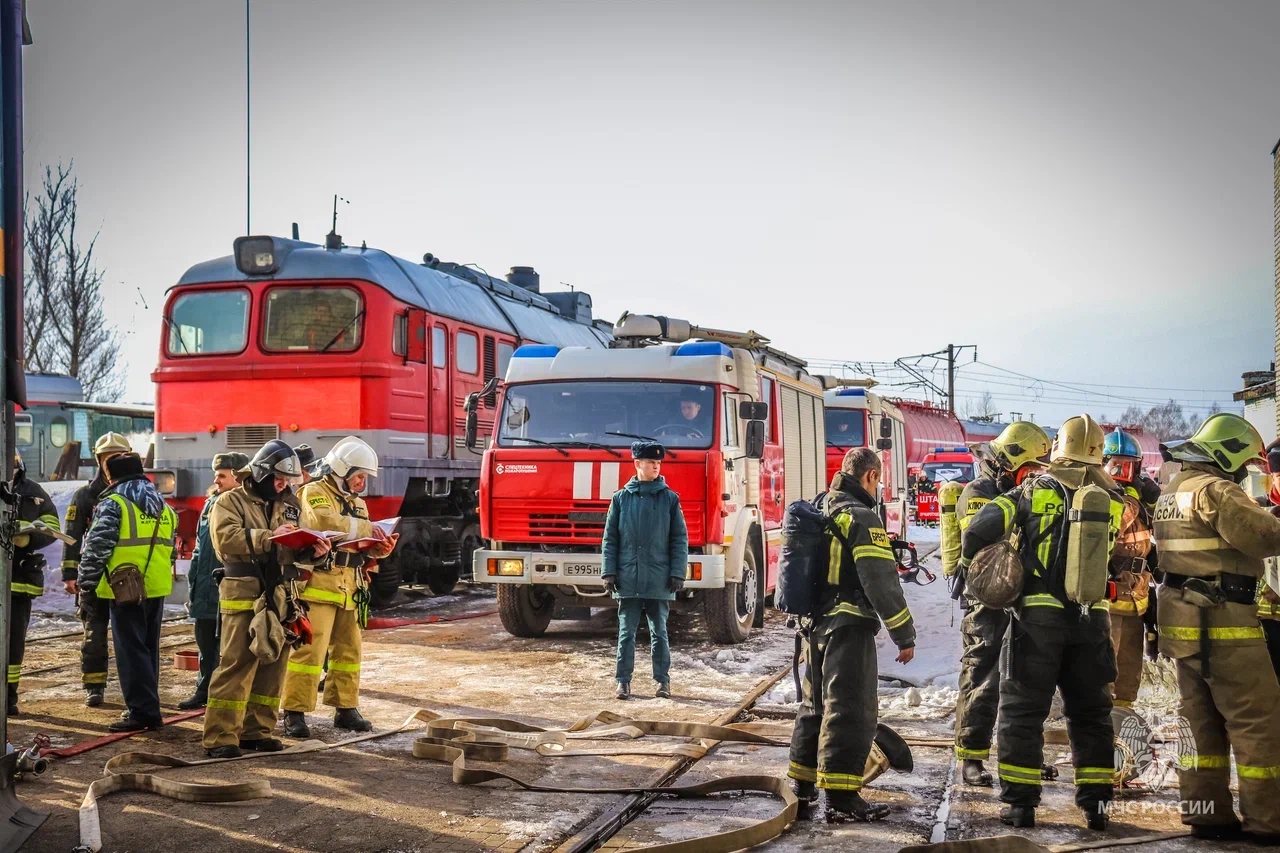 Смоленские огнеборцы тушили пожар на железнодорожной станции и спасали коллег