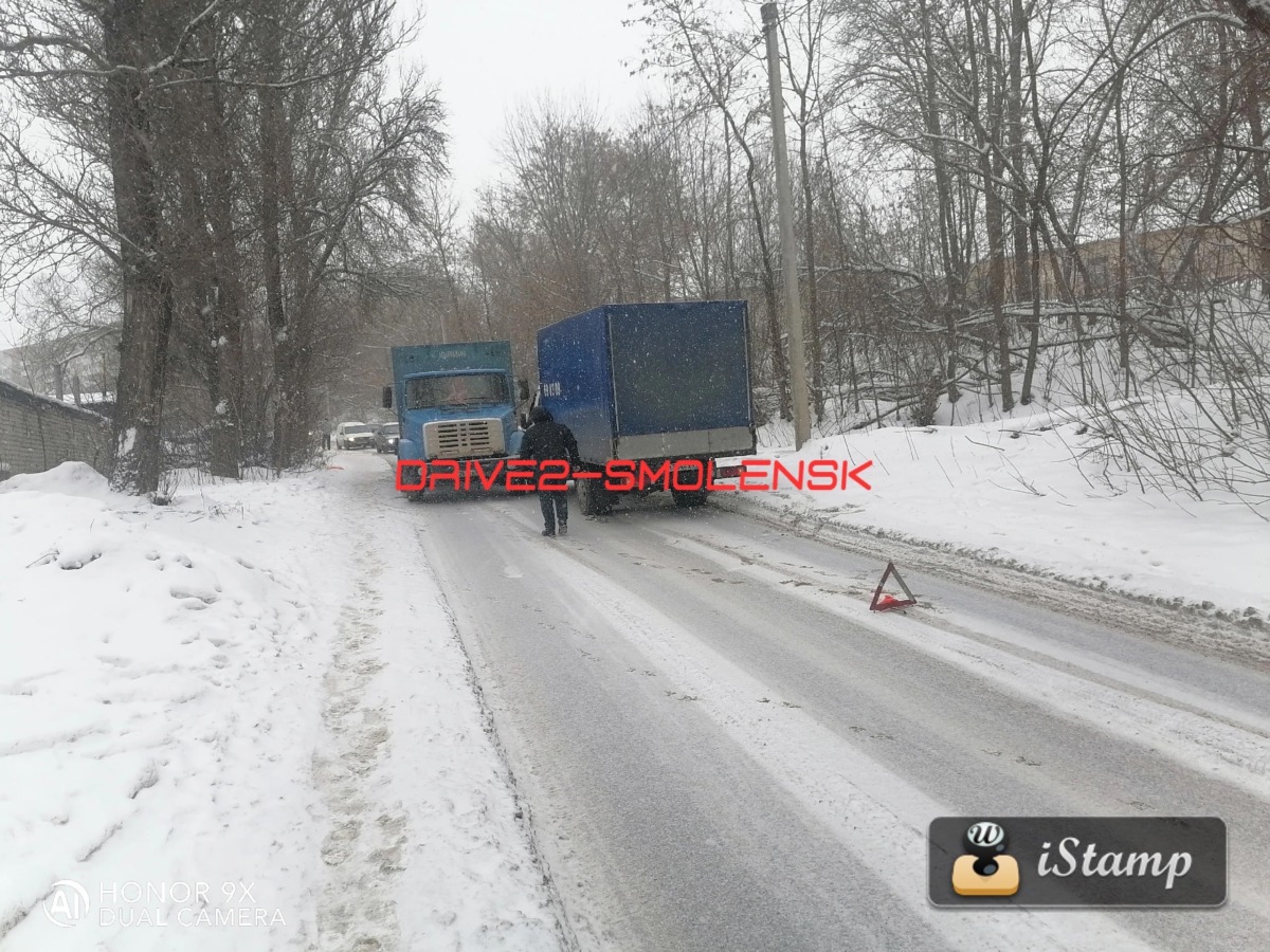 В Смоленске случилась нелепая авария с грузовиками