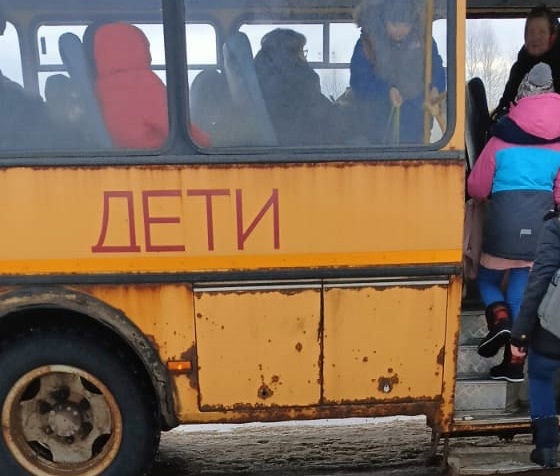 В Смоленской области детей возят в школу на автобусе «ужасов»